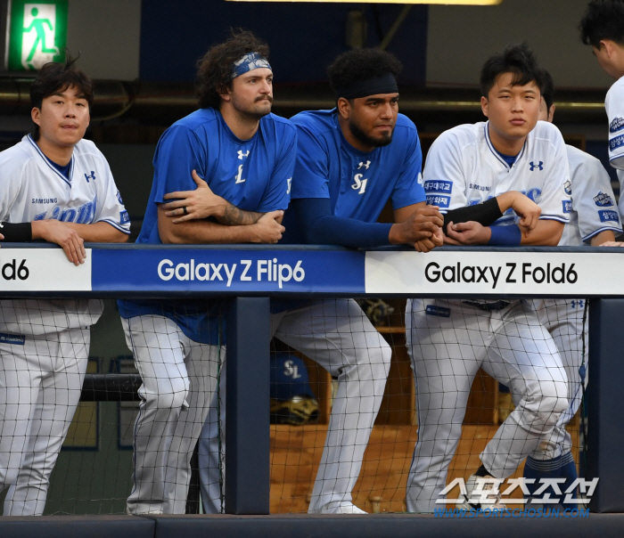 Nails in South Korea vs. the U.S. Departure Corner created a playground where the difference between the extreme and extreme 'One Team Spirit' is tilted