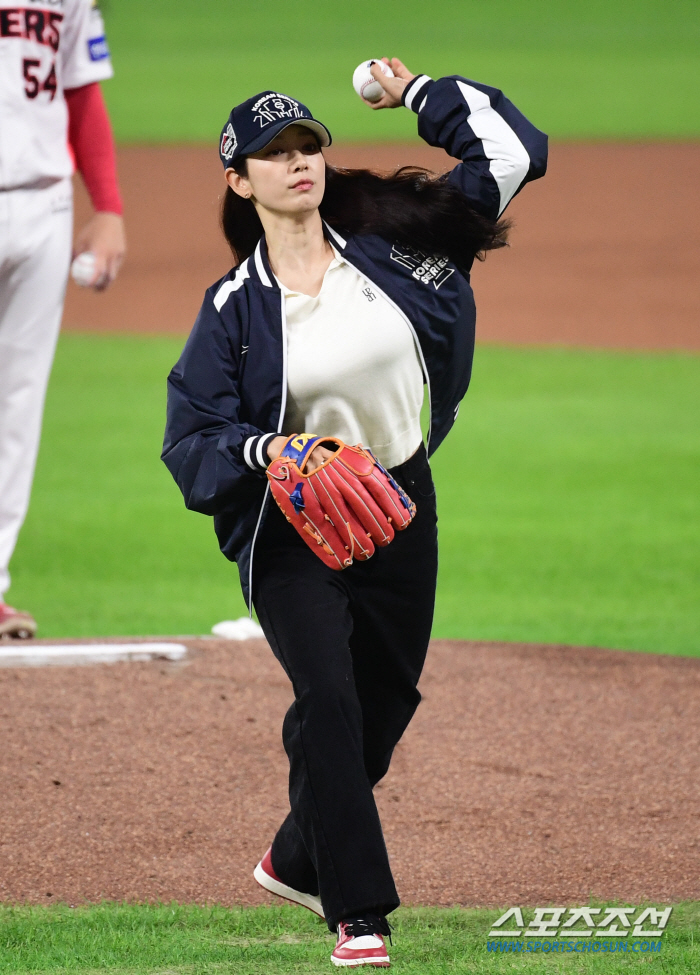  Actor Park Shin-hye, who throws the 5th KS Game vigorously