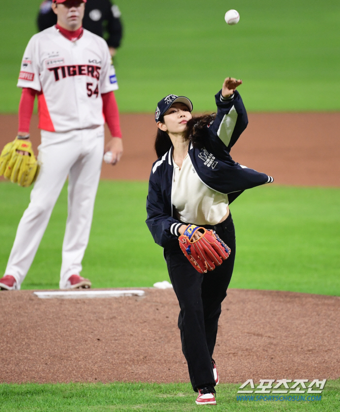  'Gwangju's daughter'Park Shin-hye'Powerful first pitch for Game 5 of the Korean Series'