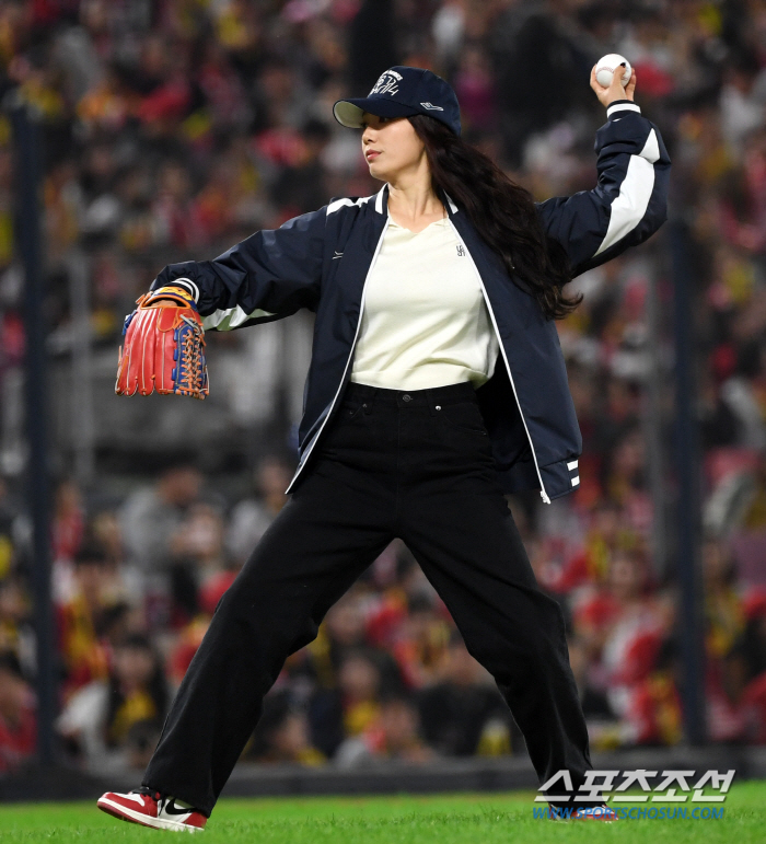 Park Shin-hye 'Korean Series First pitch ' | SportsChosun