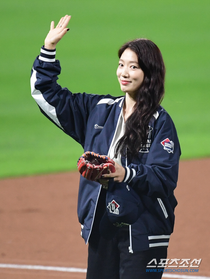  Park Shin-hye 'Wishing the first pitch for victory in Game 5 of the Korean Series'