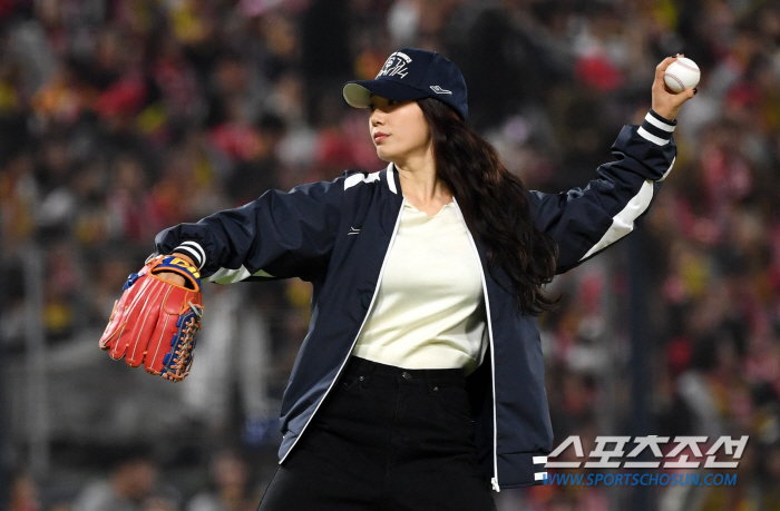  Park Shinhye 'First pitch in Gwangju'