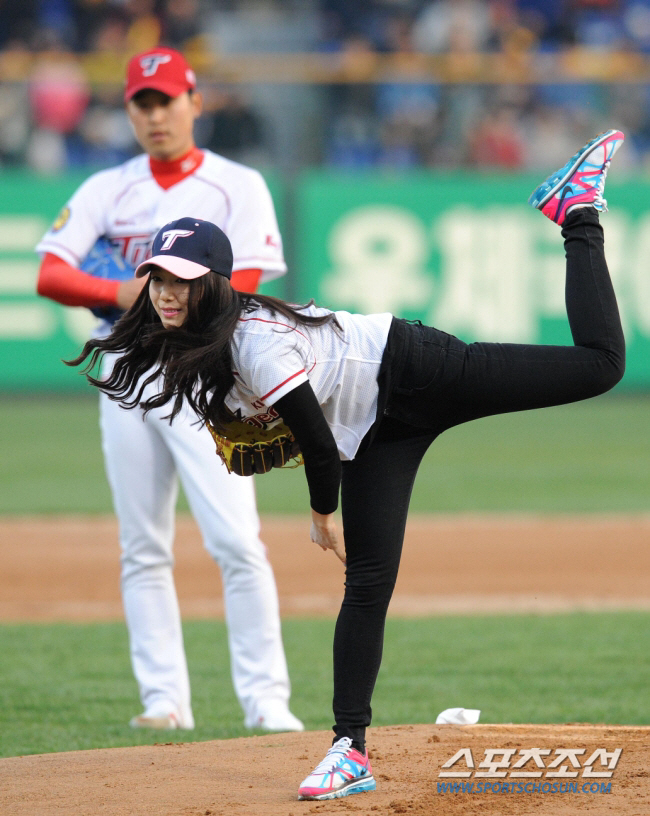 'Randy Shinhye to Gwangju' Korean Series Game 5 Pitching-Singer Lee Ja-ram Korean National Anthem