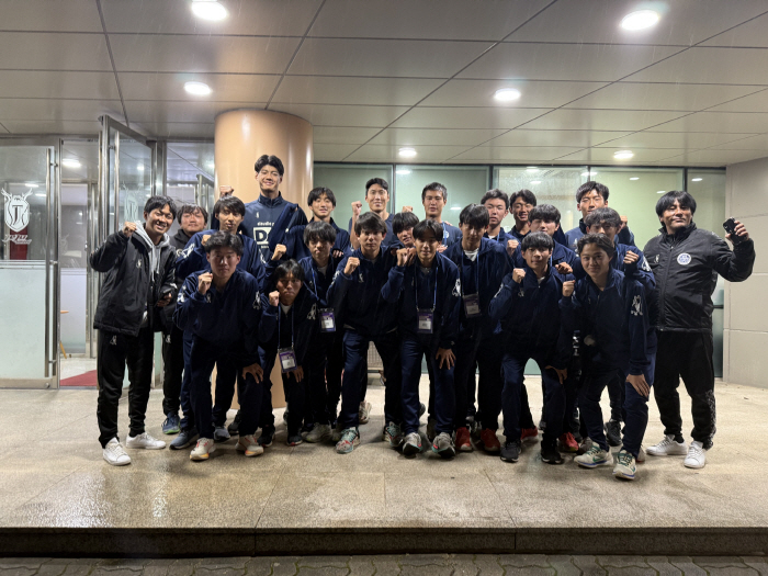 A touching meeting connected by a soccer ball'A cool senior'Song Ju-hoon meets a Japanese junior'Be a cool professional player'