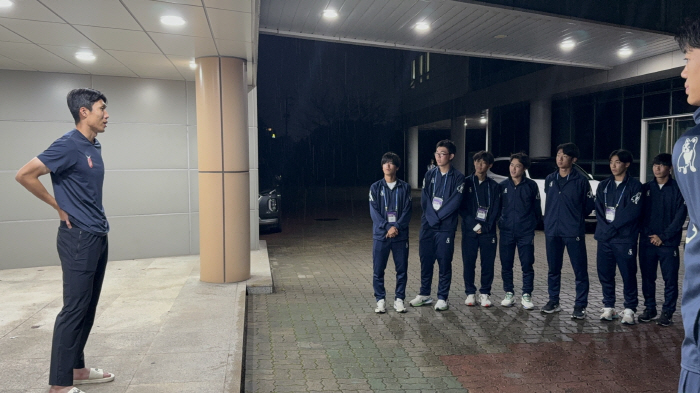 A touching meeting connected by a soccer ball'A cool senior'Song Ju-hoon meets a Japanese junior'Be a cool professional player'