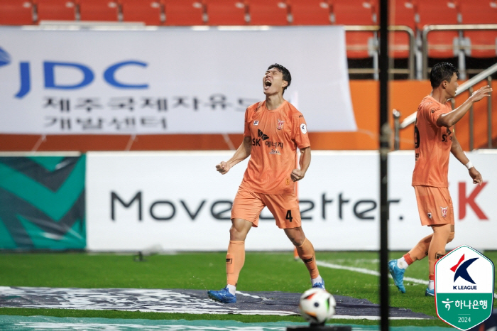 A touching meeting connected by a soccer ball'A cool senior'Song Ju-hoon meets a Japanese junior'Be a cool professional player'