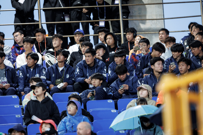 A touching meeting connected by a soccer ball'A cool senior'Song Ju-hoon meets a Japanese junior'Be a cool professional player'