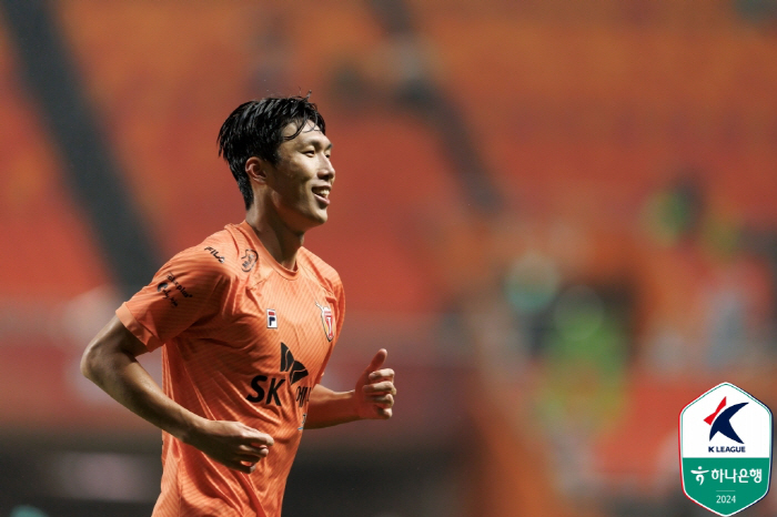 A touching meeting connected by a soccer ball'A cool senior'Song Ju-hoon meets a Japanese junior'Be a cool professional player'