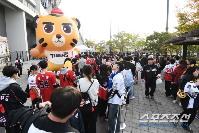 Why did KIA fans wait since the morning when it was a designated seat? This is how the formidable card section was born 