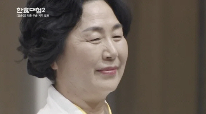 Black-and-white chef 'Korean Food University'Lee Young-sook's controversy over 100 million debt investment''I haven't paid it back for 14 years' 