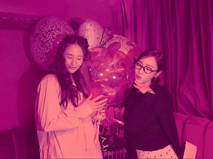 Crystal, kiss on the cheek on Jessica's cheek...Jung sisters who are cute and pretty