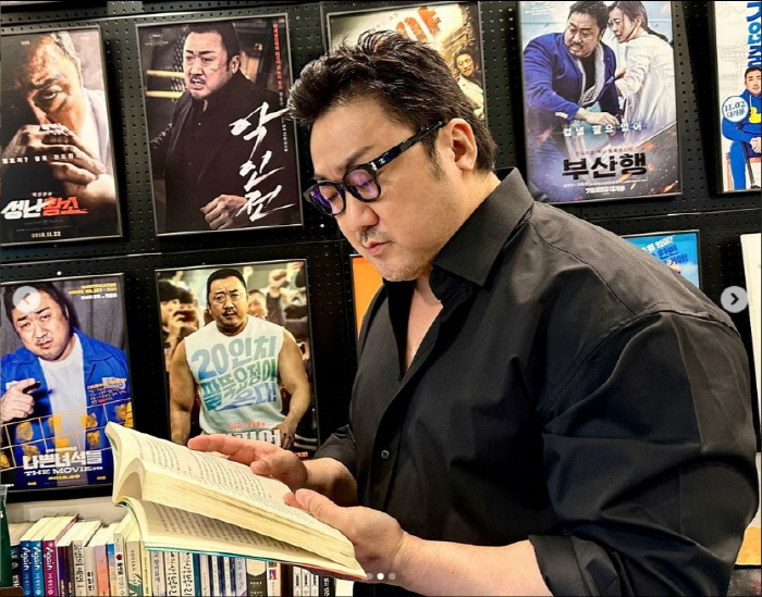 Ma Dong-seok, forget the 'First Person Live Burial Point of View'...''Glasses  books' intellectual charm'