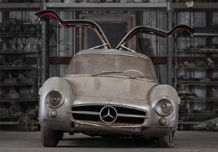 Mercedes Benz Rare Model, which has been stored in warehouses for 47 years, is the only one among 29 units that have been sold for 13 billion won