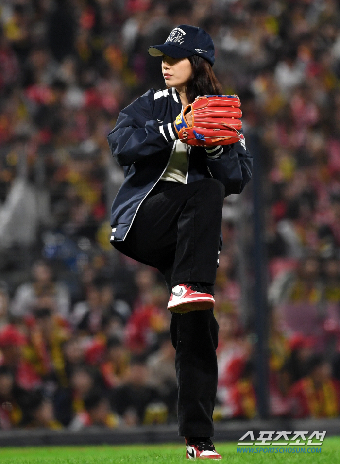 'Mom, I winI said 'Jeong...''Randy Shinhye'Park Shinhye wins KIA after KS first pitch 'Welcome'