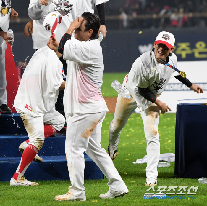 'MVP Kim Sun-bin, Water Bottle Fastball' Park Chan-ho, the soulmate who led the Korean Series in Gwangju for the first time in 37 years...'This is why I won the championship