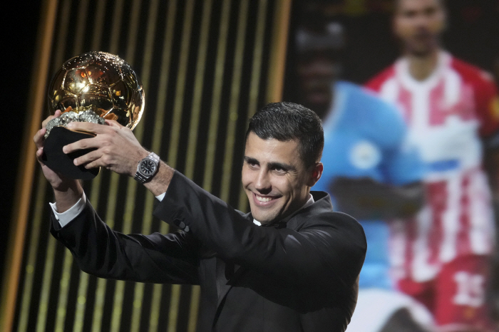 Rodri became the world's best player with his crutches! Ballon d'Or award!