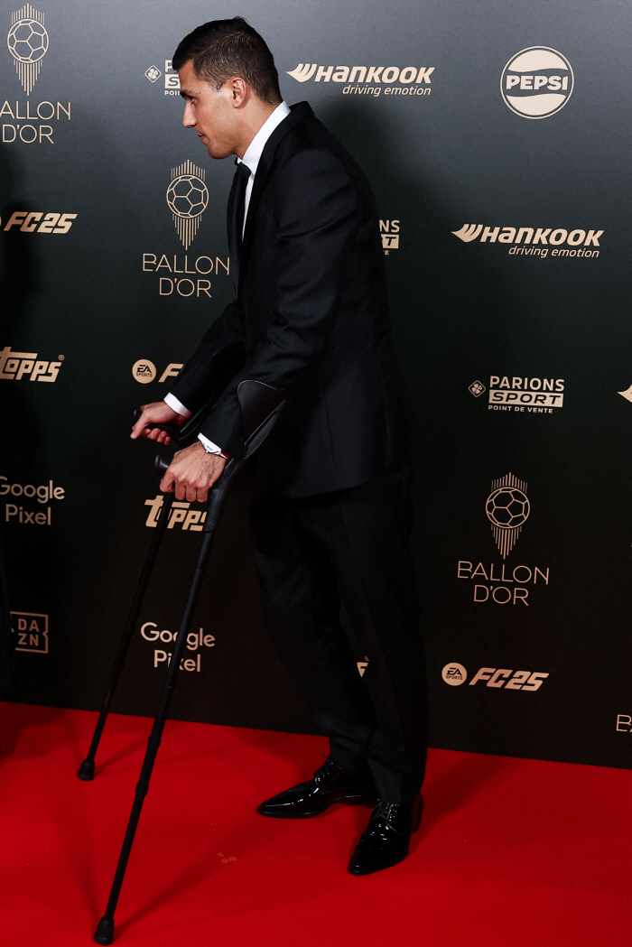 Rodri became the world's best player with his crutches! Ballon d'Or award!