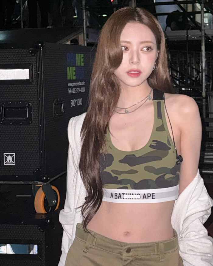 You know, Yuna, perfect beauty, flat stomach, muscular abs... 'Perfect all kill'