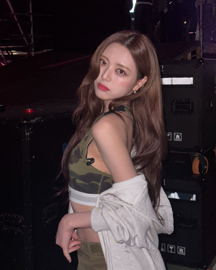 You know, Yuna, perfect beauty, flat stomach, muscular abs... 'Perfect all kill'