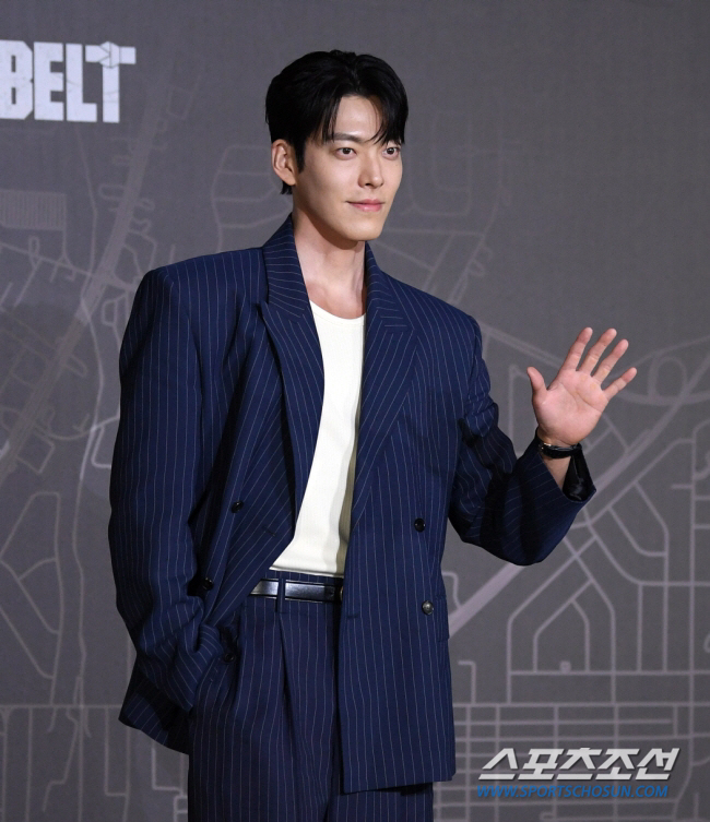 '♥10-year romantic relationship with Shin Min-ah'Kim Woo-bin'I like the expression..I use a lot of heart emoticons. ''GQ'