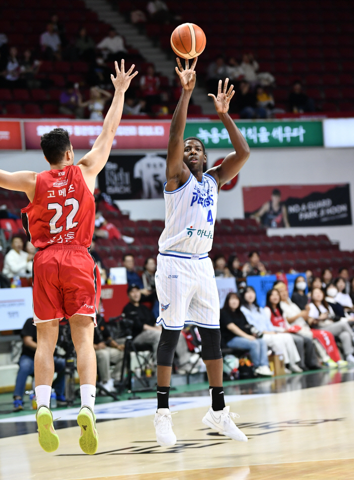 '15 Explosion of 3 Points' Korea Gas Corporation defeats Jeonggwanjang by 33 points and runs for 3 consecutive games