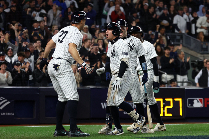 After three consecutive Yankees wins, one win, 2.5% → 11.1% increase...NYY 11-4 LAD