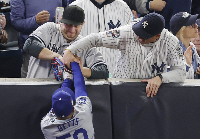 After three consecutive Yankees wins, one win, 2.5% → 11.1% increase...NYY 11-4 LAD