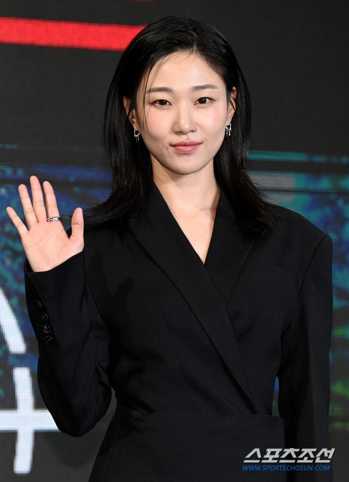 Forget the 'Spring Day sunshine'! 'Acting while chewing the lines' Ha Yoon-kyung acting differently as a regular prosecutor without connections to 'Gangnam B-Side.'