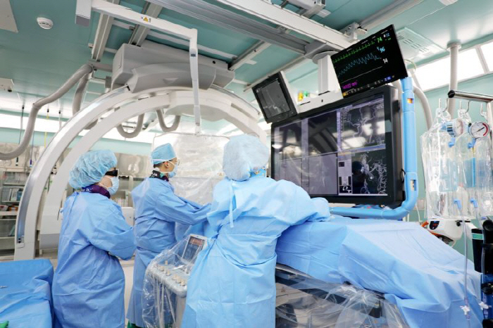 Hallym University Dongdong Elastic Heart Hospital conducts training for doctors beyond treatment of high-level brain aneurysms