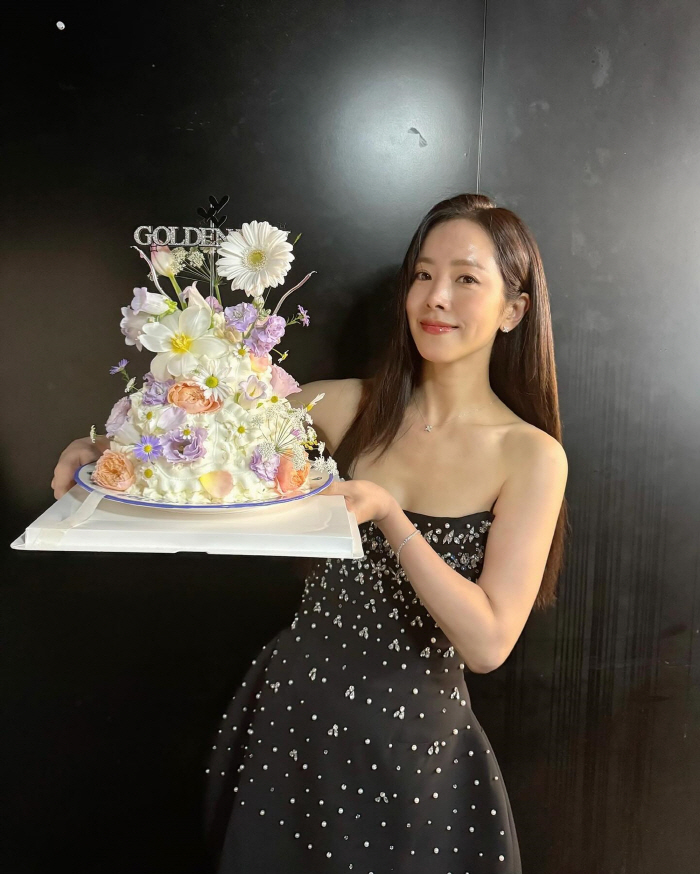 Han Ji-min's birthday party, while still beautiful, 'Thank you for celebrating every year.'