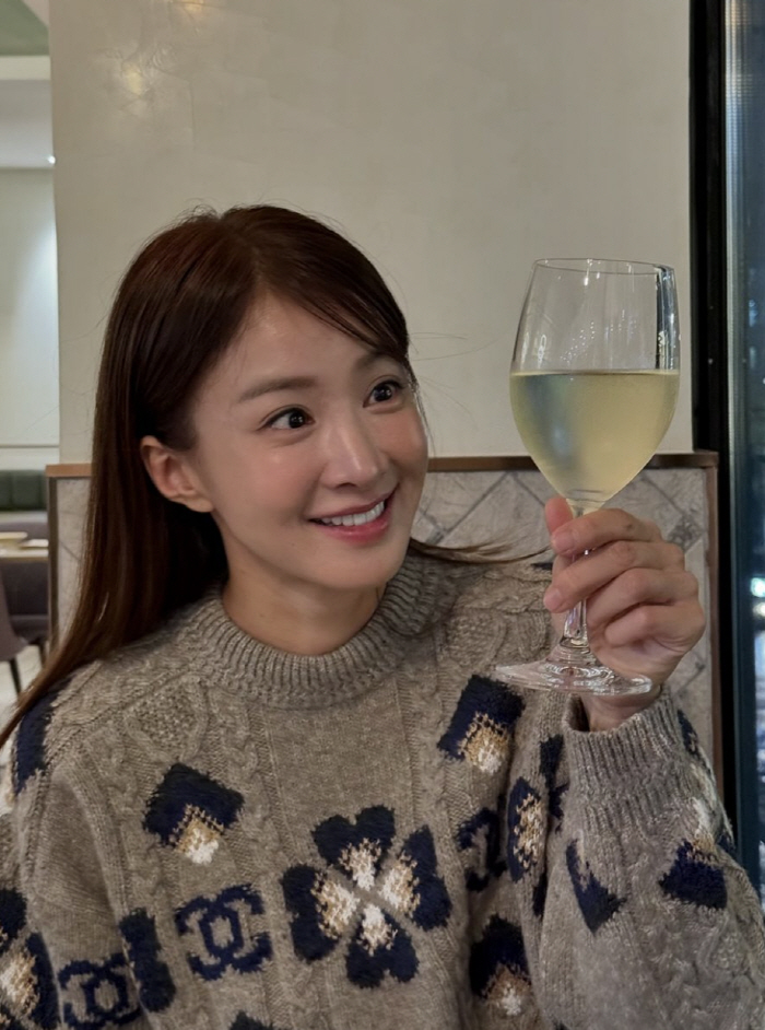 Lee Si-young, I'm curious about your makeup tips..Company C's luxury sweater looks great on you, too