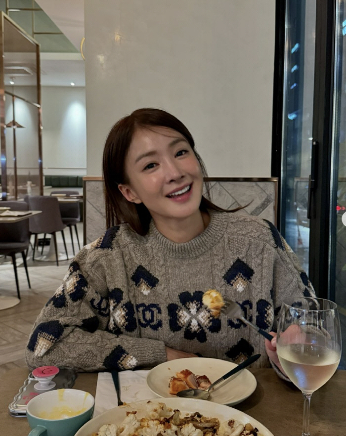 Lee Si-young, I'm curious about your makeup tips..Company C's luxury sweater looks great on you, too