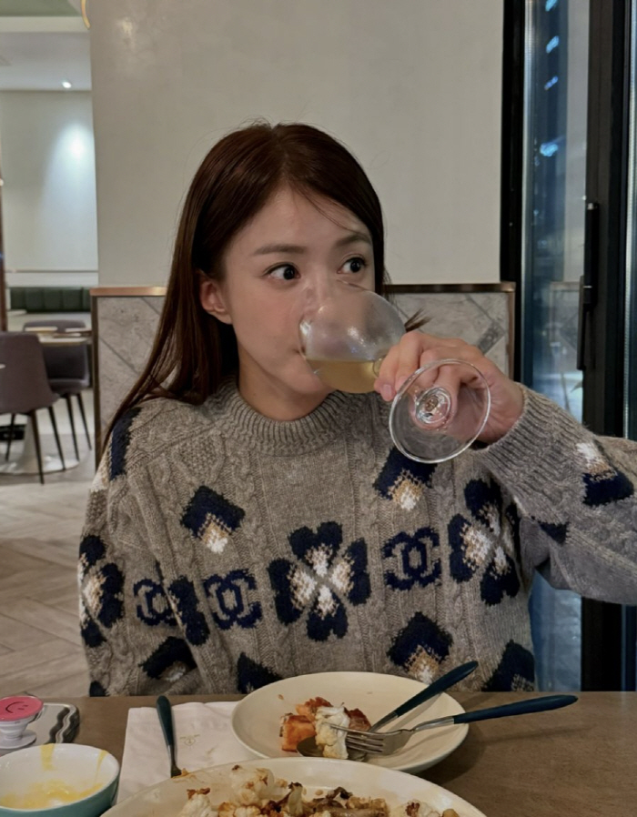 Lee Si-young, I'm curious about your makeup tips..Company C's luxury sweater looks great on you, too