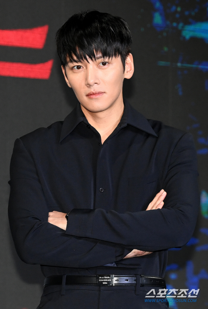 'Living with scars on your face' Ji Chang-wook turns into a broker in the world behind 'Gangnam B-side.'