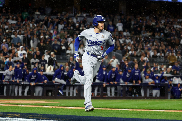 MVP! Freeman hit again in his first at-bat in the first inning, 6 consecutive WS games arch new history 