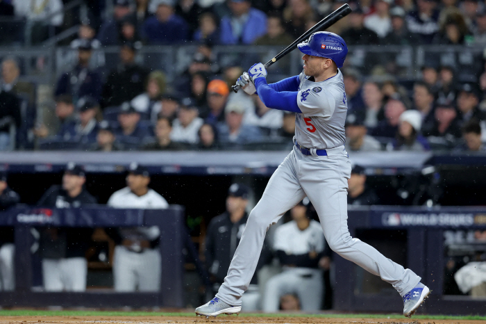 MVP! Freeman hit again in his first at-bat in the first inning, 6 consecutive WS games arch new history 