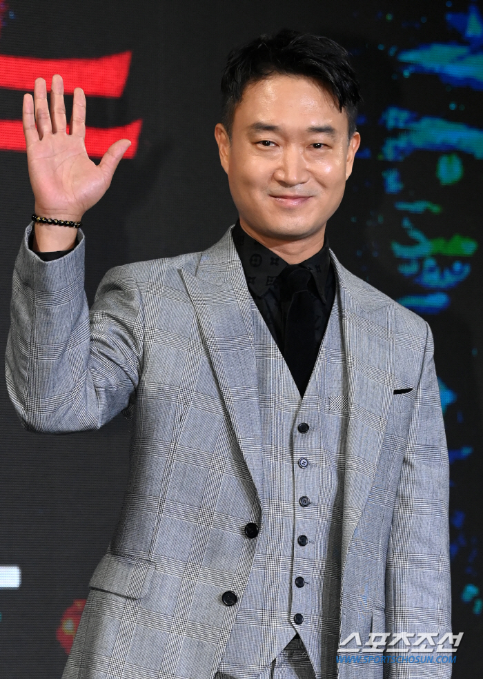  Cho Woo-jin, reliable hand greeting