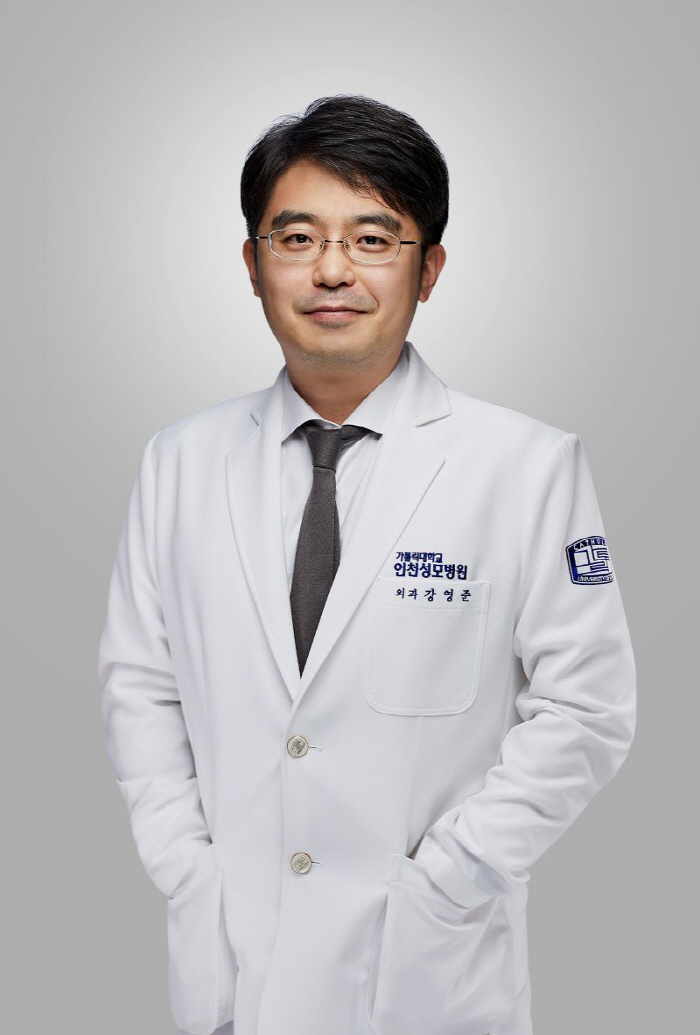 Professor Kang Young-joon of Incheon St. Mary's Hospital confirms the possibility of developing robotic surgery for breast cancer treatment