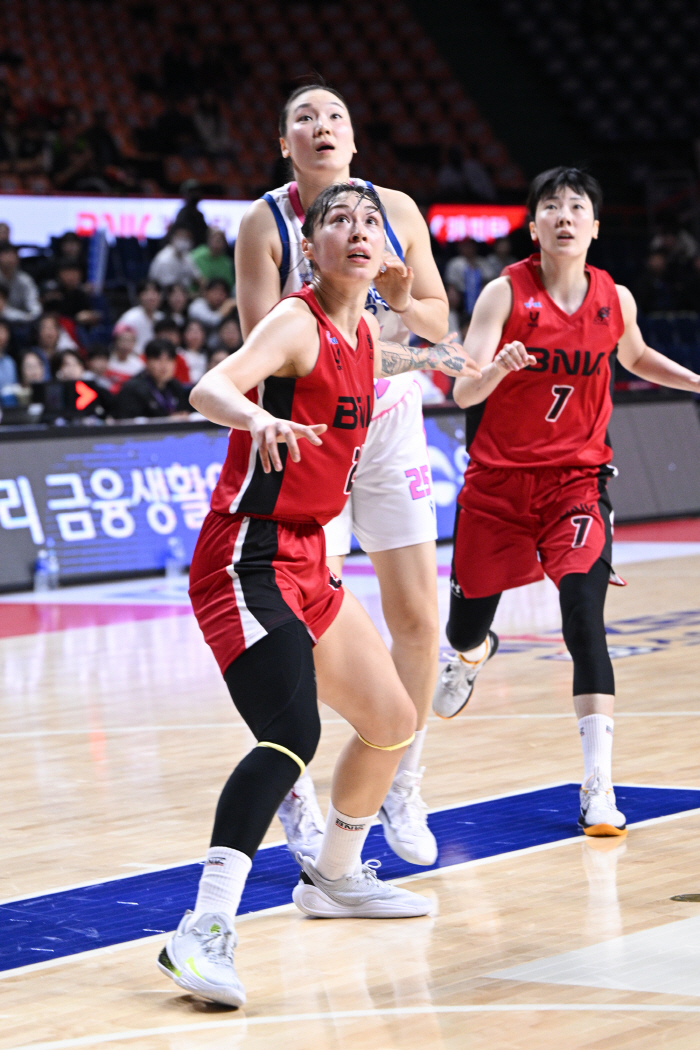  BNK Ahn Hye-ji, who erased her weakness in the outside shot. An individual's best score of 27 points. How Samsung Life Insurance Blatantly Torn Down Sagging