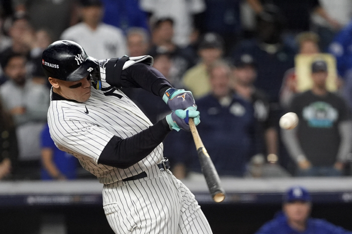 The jersey is finally exploding! First-time superior two-run shot in the first inning, WS's first home run at 19 at-bats...Yankees 3-0 Lead 