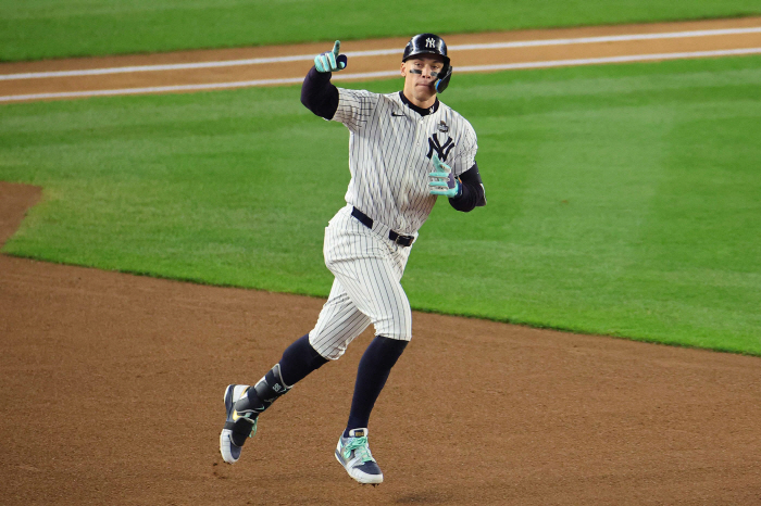 The jersey is finally exploding! First-time superior two-run shot in the first inning, WS's first home run at 19 at-bats...Yankees 3-0 Lead 