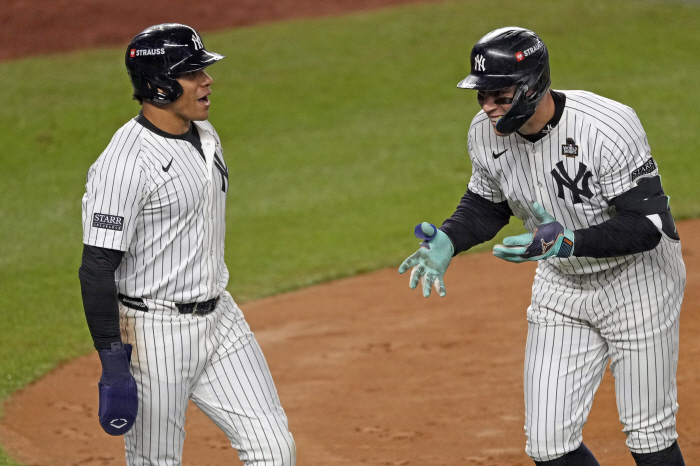 The jersey is finally exploding! First-time superior two-run shot in the first inning, WS's first home run at 19 at-bats...Yankees 3-0 Lead 