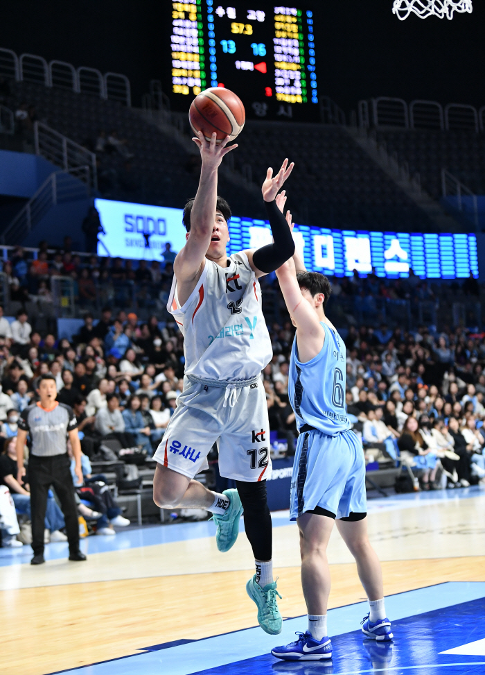 Moon Jung-hyun scored 11 points and 11 rebounds, double-double. KT laughed at the end of the turbulent economy