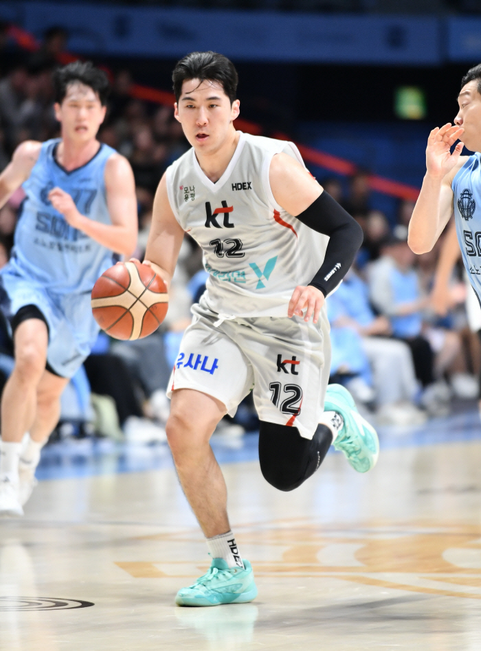 Moon Jung-hyun scored 11 points and 11 rebounds, double-double. KT laughed at the end of the turbulent economy