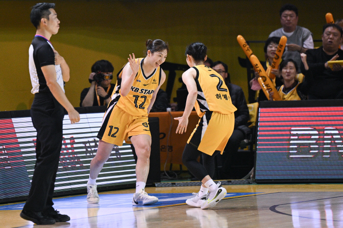  One-two punch Kang Yi-seul and Moe  Passmaster Heo Ye-eun. 'It's not a typhoon in a teacup'KB defeated Shinhan Bank 67-59. Park Jisoo is not here, but why KB is so strong