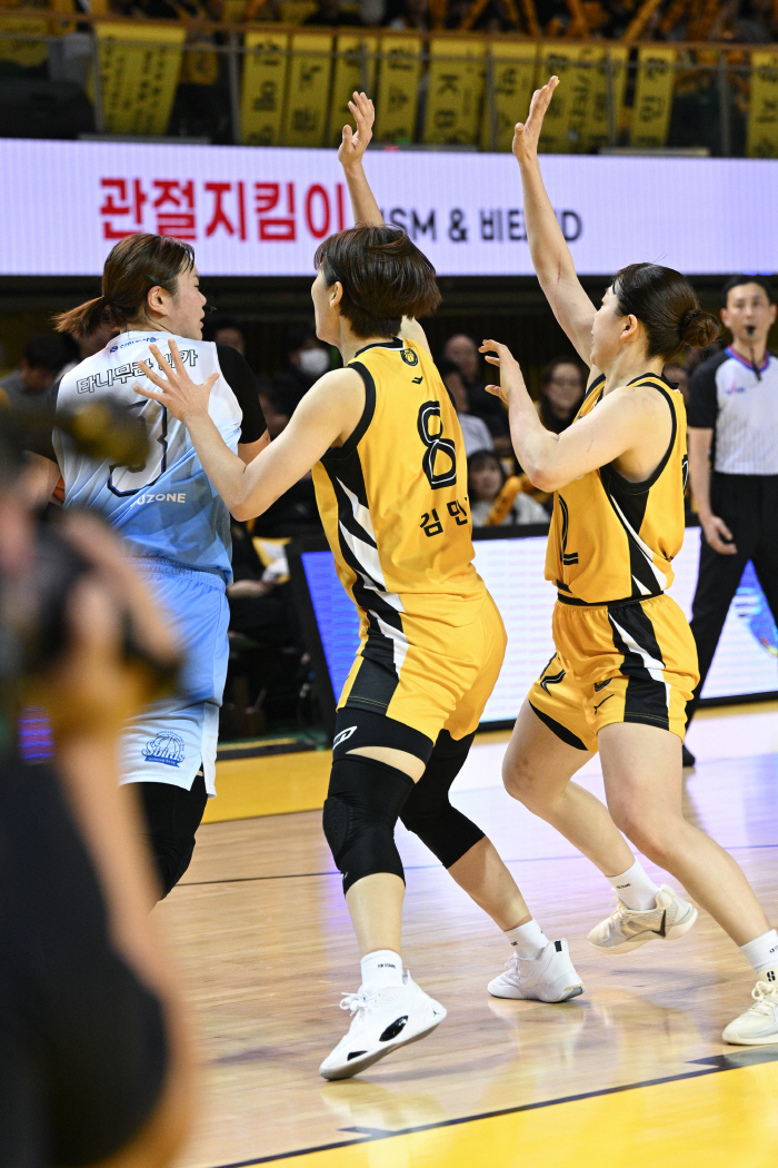  One-two punch Kang Yi-seul and Moe  Passmaster Heo Ye-eun. 'It's not a typhoon in a teacup'KB defeated Shinhan Bank 67-59. Park Jisoo is not here, but why KB is so strong