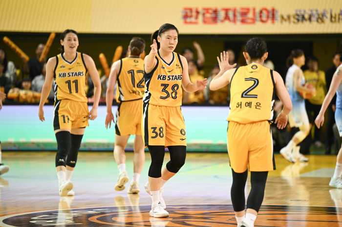  One-two punch Kang Yi-seul and Moe  Passmaster Heo Ye-eun. 'It's not a typhoon in a teacup'KB defeated Shinhan Bank 67-59. Park Jisoo is not here, but why KB is so strong