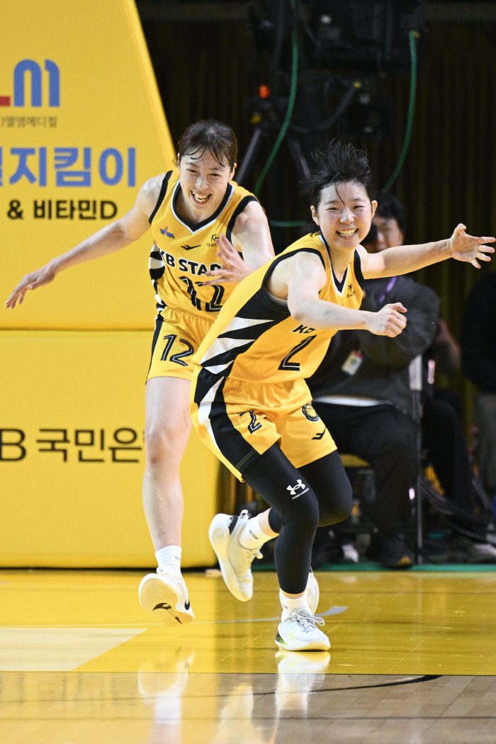  One-two punch Kang Yi-seul and Moe  Passmaster Heo Ye-eun. 'It's not a typhoon in a teacup'KB defeated Shinhan Bank 67-59. Park Jisoo is not here, but why KB is so strong