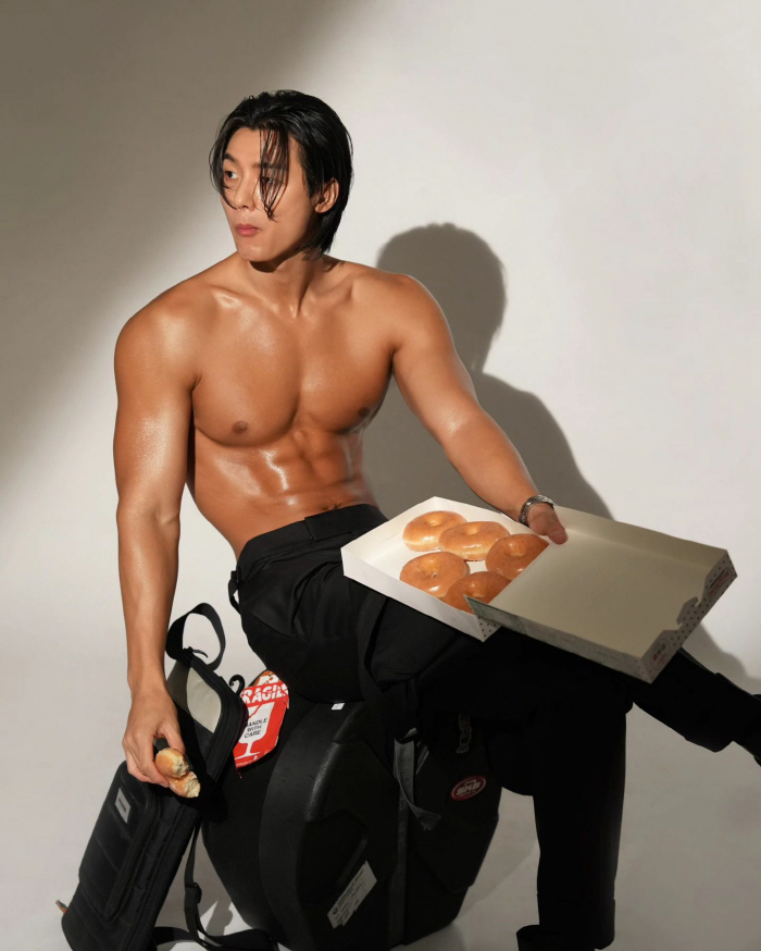 CNBLUE's Kang Min-hyuk Flaunts Muscular Physique in New Photo