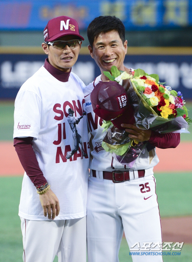 Coach Song Ji-man will wear LG's uniform'First base running coach' 